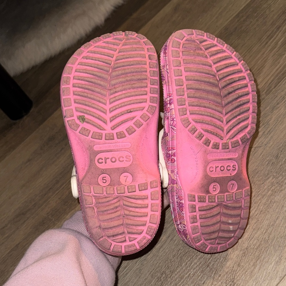 Hello Kitty Crocs - Picture 3 of 4
